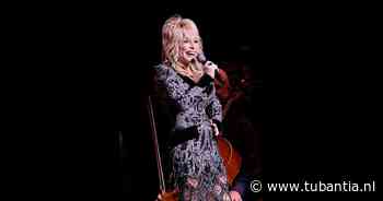 Waarom droeg Dolly Parton altijd lange mouwen? Alles over haar opvallende outfits en haarstijlen