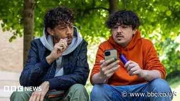 Nicotine vapes best chance to quit smoking, major review finds