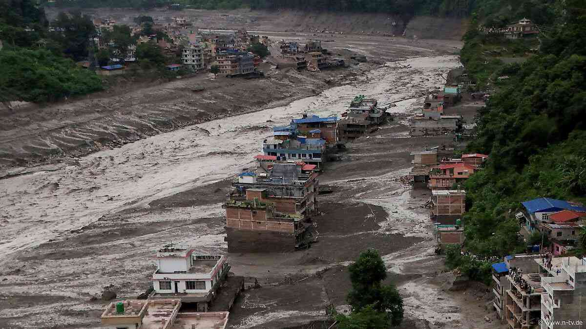 Zweite Überschwemmungswarnung: Sturzflut in Nepal: Polizeikreise fürchten Tausende Vermisste