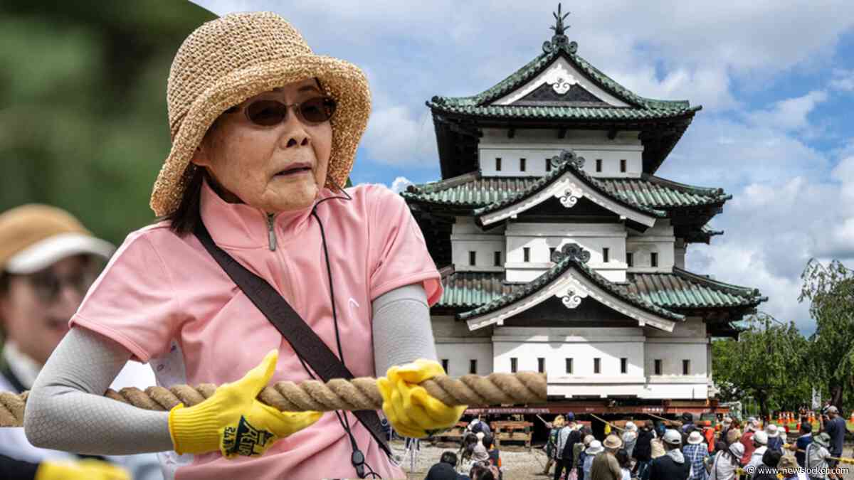 Bizar: 1800 Japanners verplaatsen een kasteel van 360.000 kilo