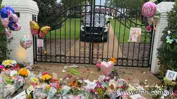 World honours Dolly Parton