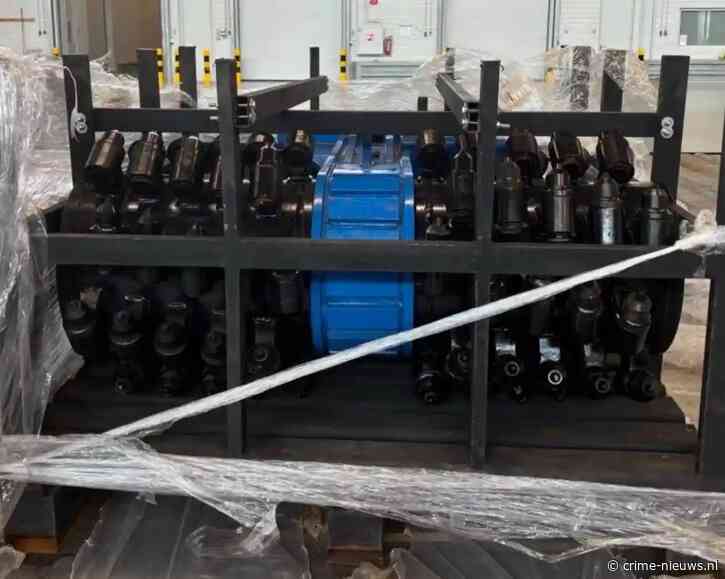Partij cocaïne verstopt in graafmachineonderdeel uit Panama gepakt op Schiphol