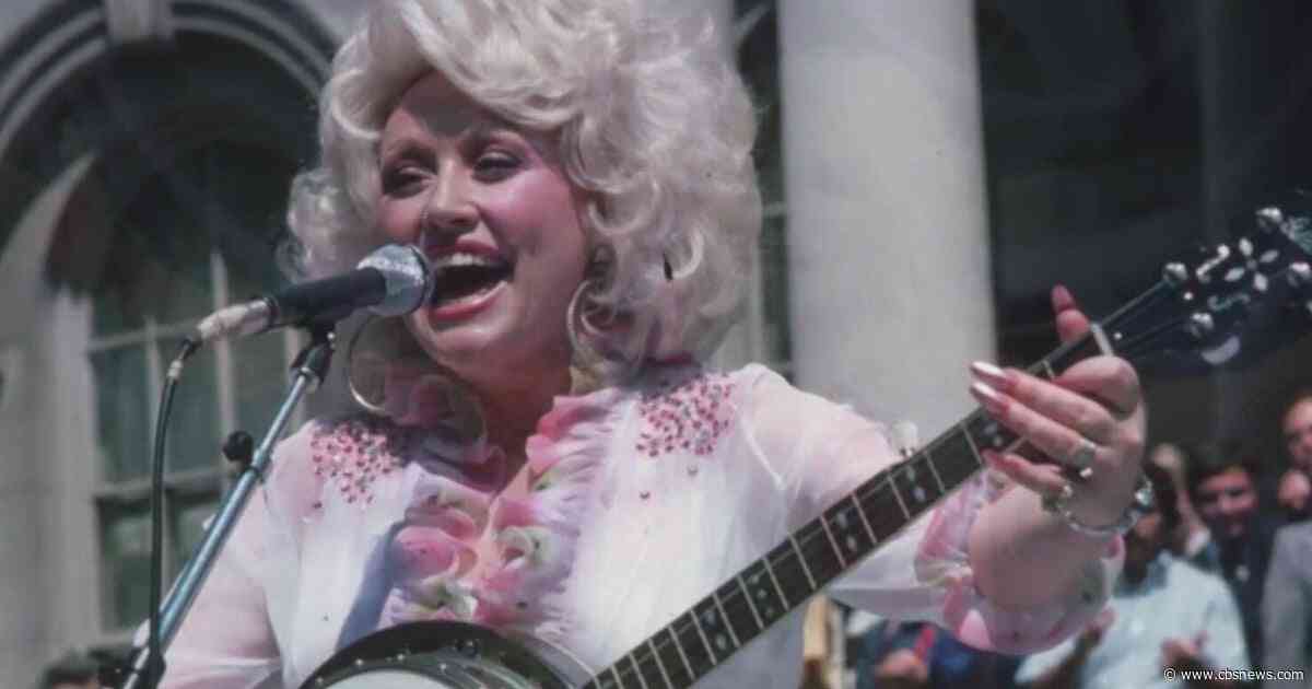 Fans pay tribute to Dolly Parton's legacy at Dollywood