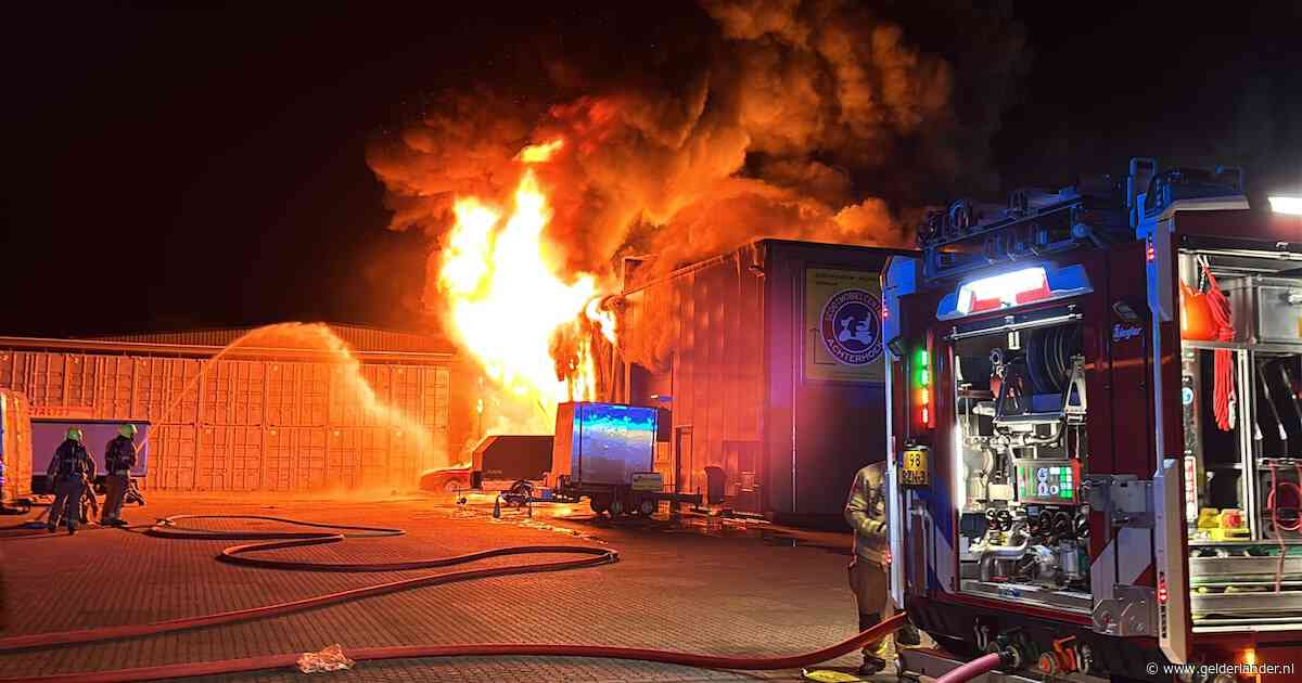 LIVE | Zeer grote brand in Winterswijk, loods volledig in brand