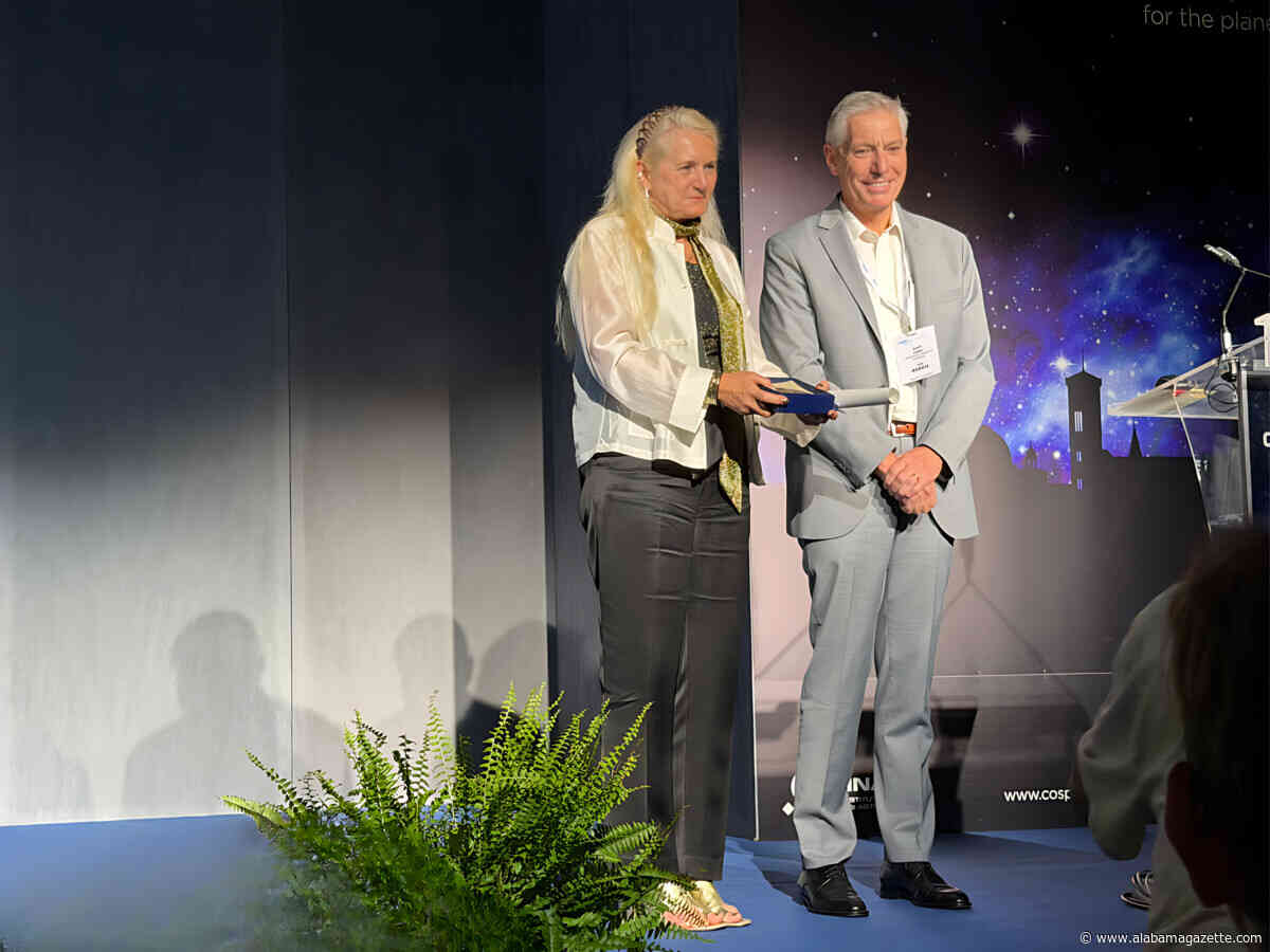 UAH Director of CSPAR, Dr. Gary Zank, receives international COSPAR Space Science Award; minor planet named in his honor