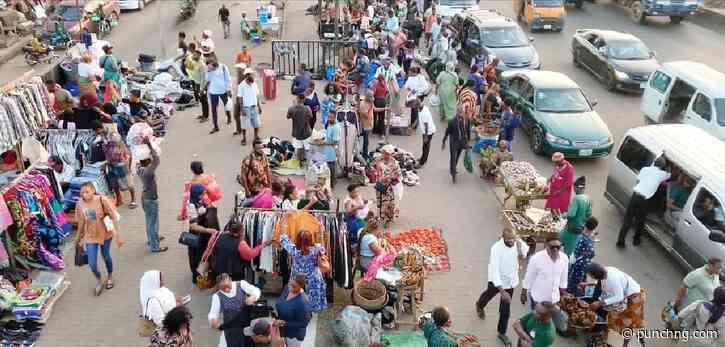 Lagos traders turn Berger lay-by into roadside market