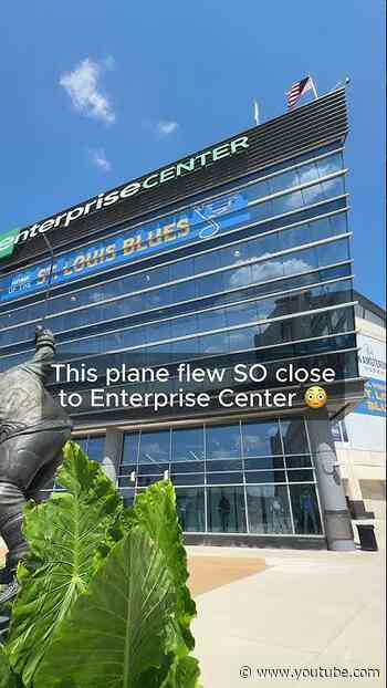 PLANE ON TOP OF ARENA 😳✈️