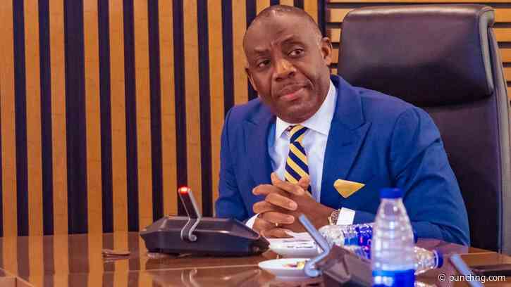 FG halts foreign scholarships, redirects funds home