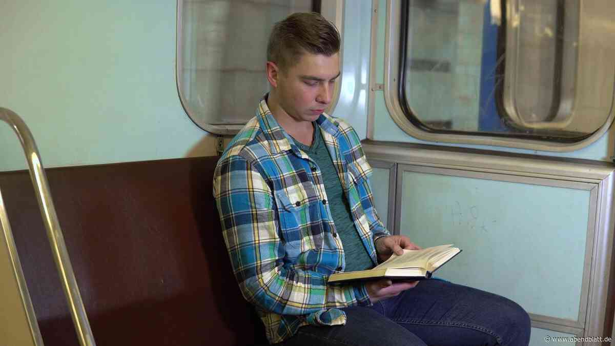Ein junger Mann in der S-Bahn – und plötzlich zückt er ein Buch