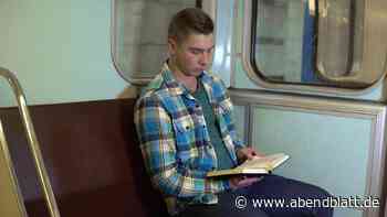 Ein junger Mann in der S-Bahn – und plötzlich zückt er ein Buch