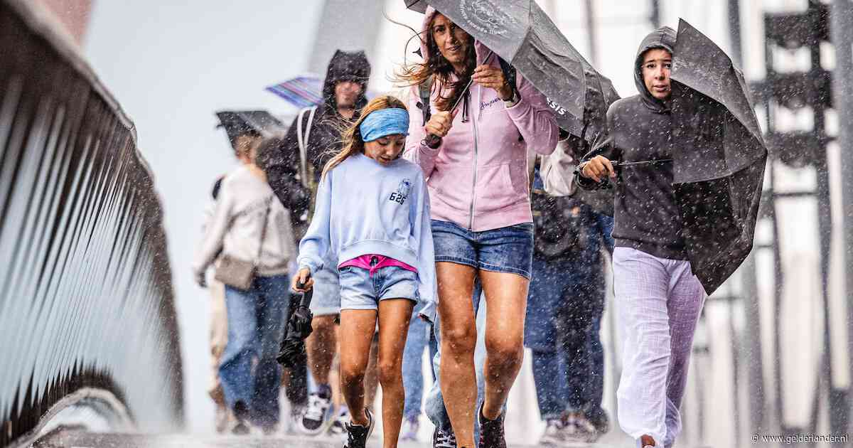 Broeierige dag eindigt met onweersbuien, flinke hagelstenen en zware windstoten