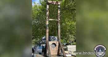 Als je dacht dat je alles gezien had: Capitoolpolitie arresteert man met guillotine aan wagen
