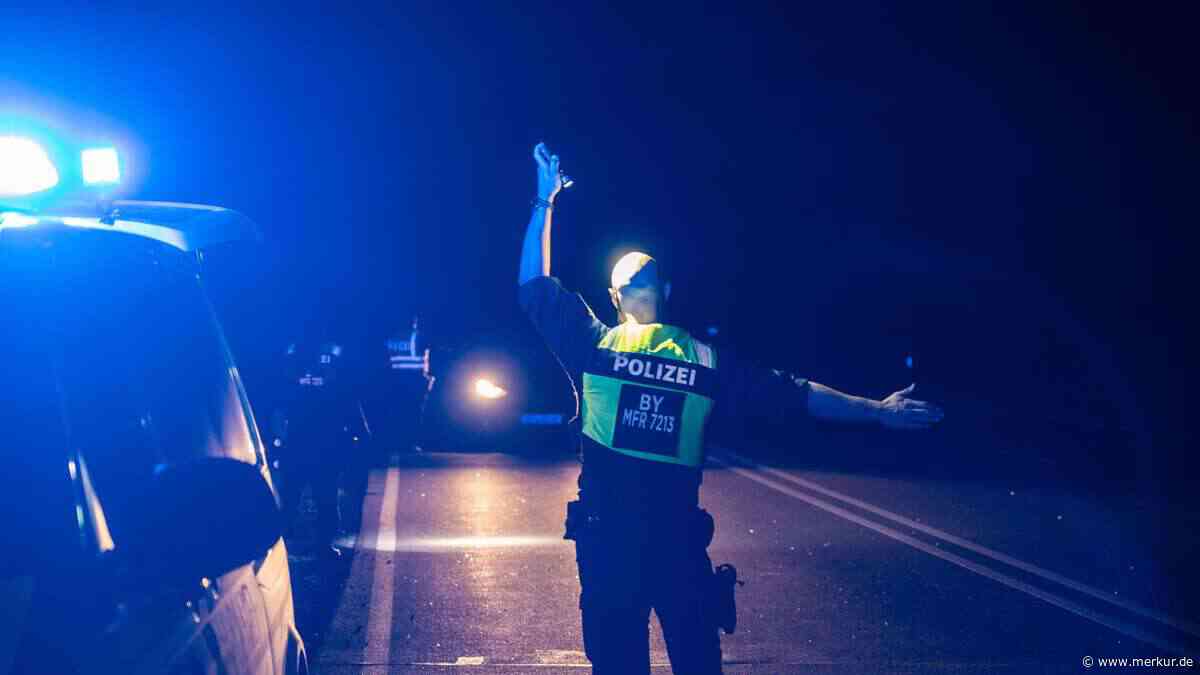 Abschiebehäftling flieht bei Transport: Polizei sucht mit Hubschrauber