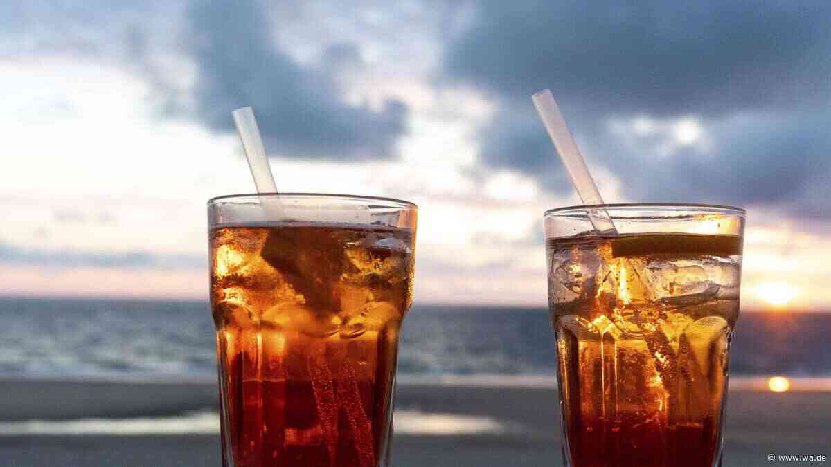 Der Cynar-Spritz mit Prosecco und Zitrone ist in 5 Minuten fertig