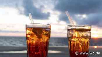 Der Cynar-Spritz mit Prosecco und Zitrone ist in 5 Minuten fertig