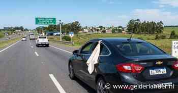 Zie je in Spanje een witte doek uit een rijdende auto steken? Dan moet je direct ruimte maken