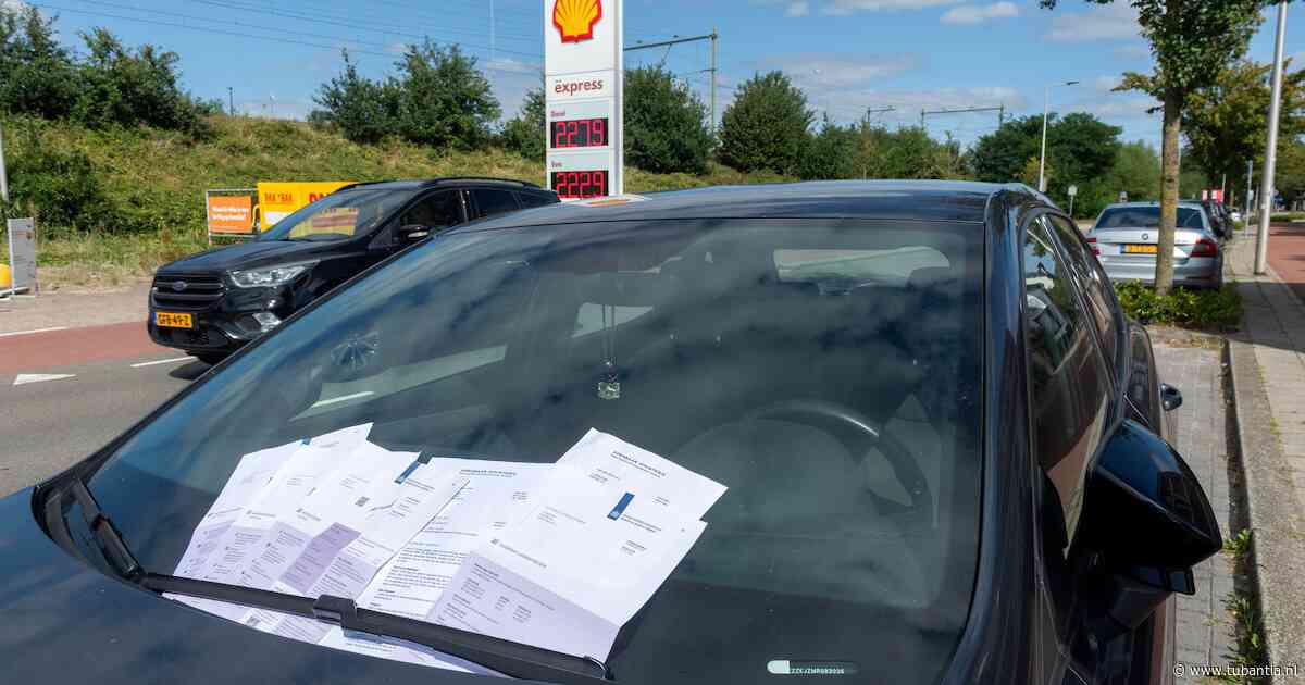 Bizar! Geparkeerde Jordy krijgt boete na boete van flitser tegenover zijn huis