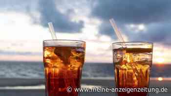 Der Cynar-Spritz mit Prosecco und Zitrone ist in 5 Minuten fertig