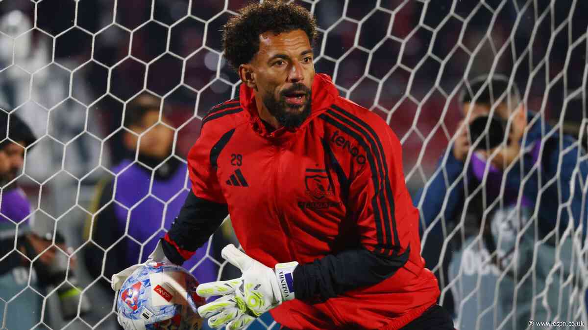 WC star Vozinha makes first Colo Colo appearance