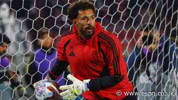 WC star Vozinha makes first Colo Colo appearance