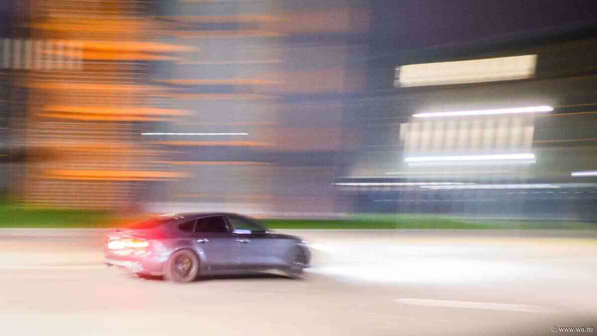Fahrer rammt Polizisten und flüchtet – Mercedes mit 154 km/h geblitzt