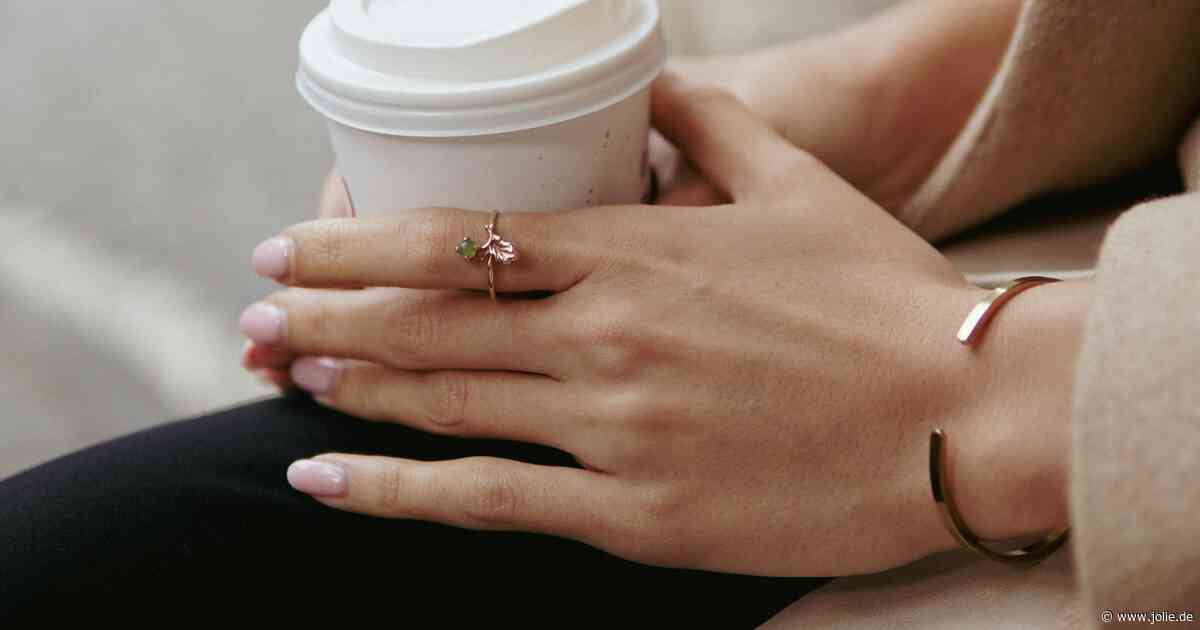 „Lavender Milk Nails” sind der edelste Nageltrend für den Saisonübergang
