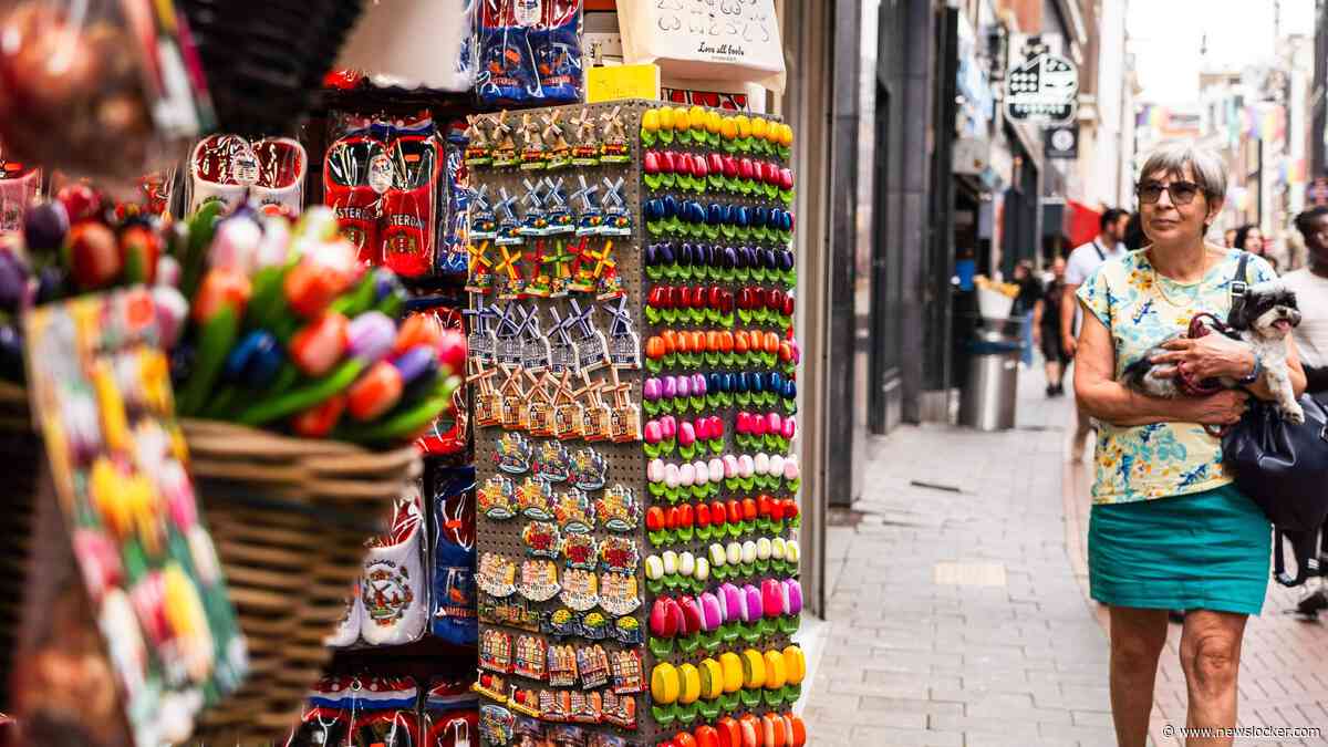 Amsterdam grijpt in bij souvenirwinkels om ’signalen van criminele activiteiten’: ’Aantonen dat alles in orde is’