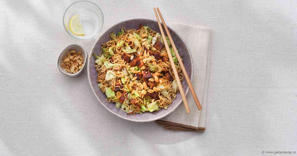 Wat Eten We Vandaag: Noedels met Chinese kool en gebakken speklap