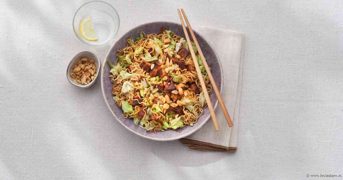 Wat Eten We Vandaag: Noedels met Chinese kool en gebakken speklap