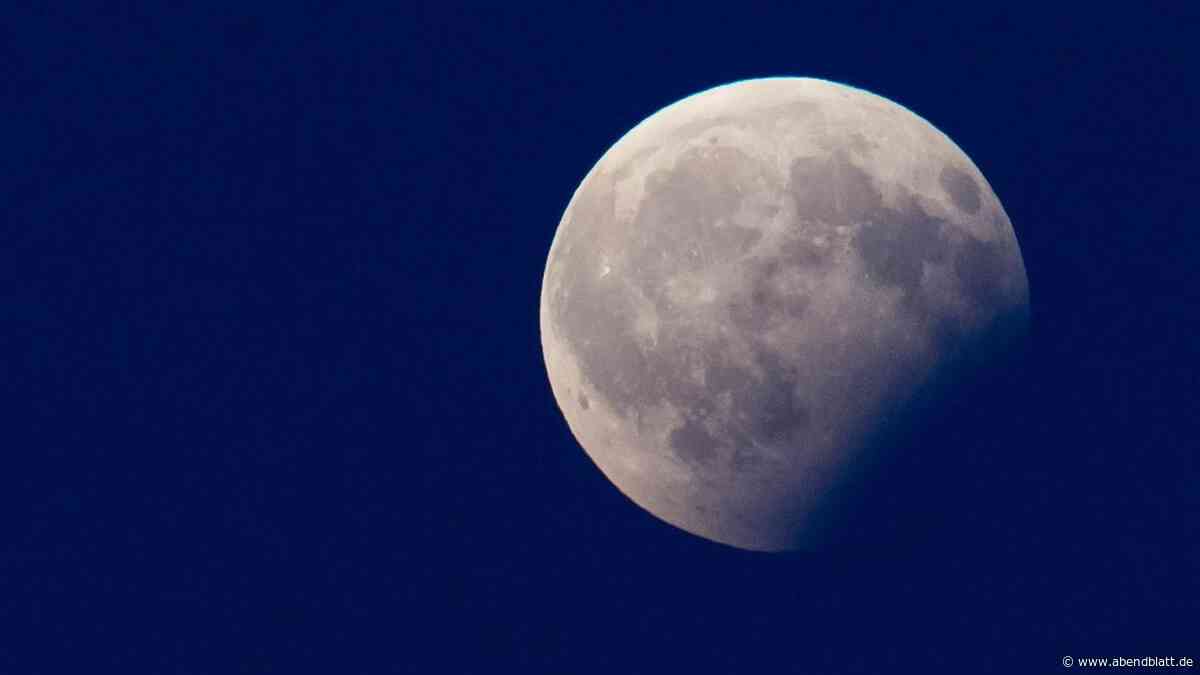Mondfinsternis über Hamburg am Freitagmorgen – aber spielt das Wetter mit?