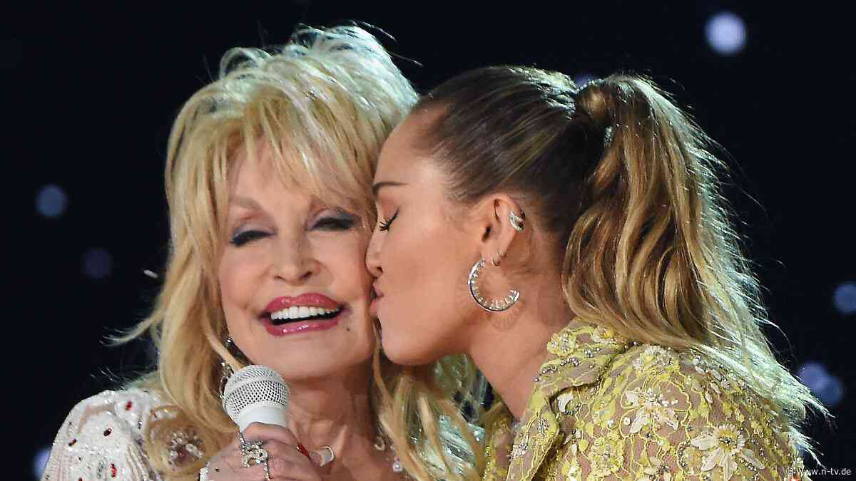 "Engel an meiner Seite" : Miley Cyrus nimmt Abschied von Patentante Dolly Parton 