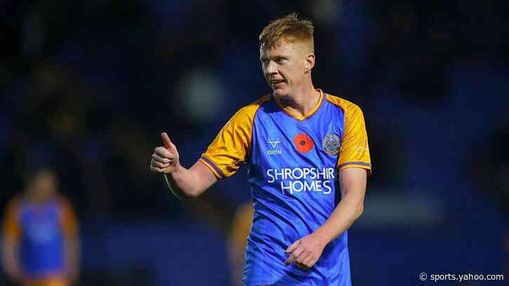 Bradford extend trial for midfielder Clucas