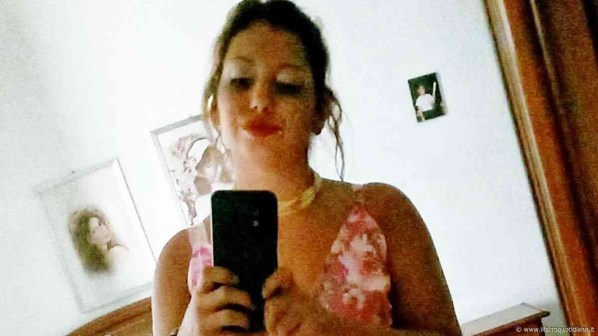 Donna trovata impiccata, lo strano incendio e i dubbi degli investigatori su una scena “alterata”