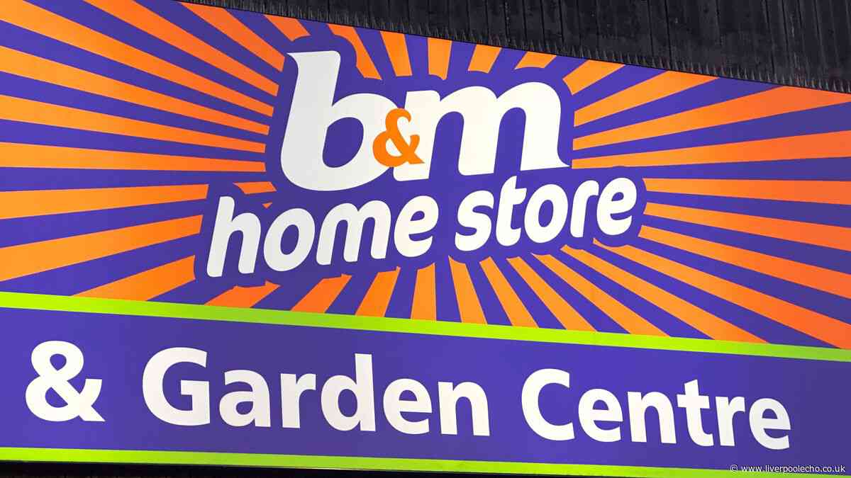 'Hallways look elegant' with B&M's 'stunning' table 'sure to impress guests'