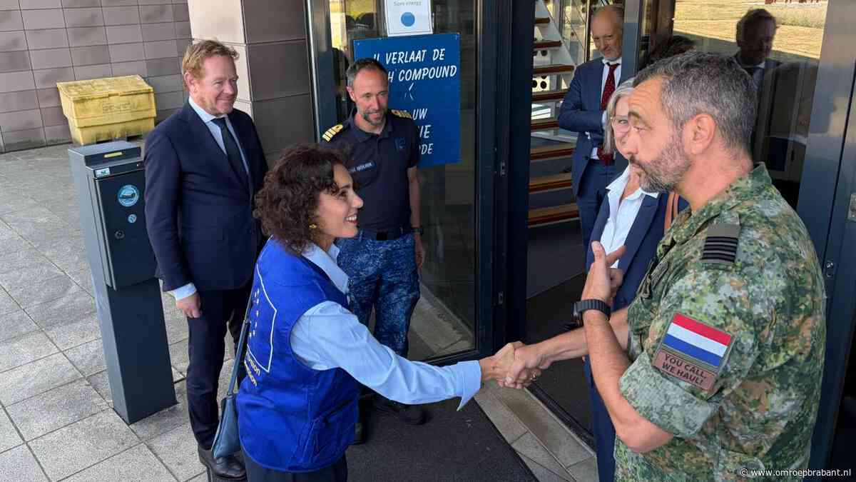 Bemanning blusheli's Gilze-Rijen persoonlijk bedankt door Eurocommissaris