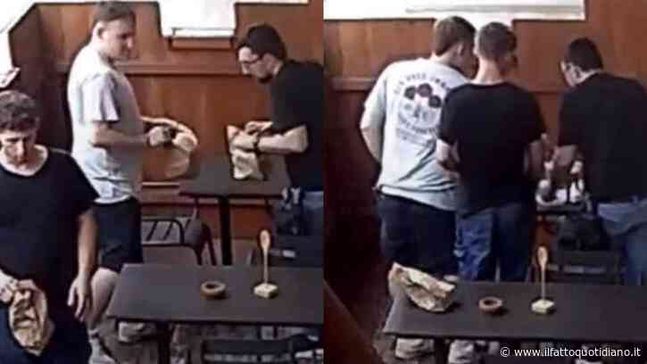 Tre ragazzi mangiano al ristorante quando la cucina è chiusa e poi puliscono tutto, il gesto conquista i social: “Siete di esempio per una società ormai devota al marcio”