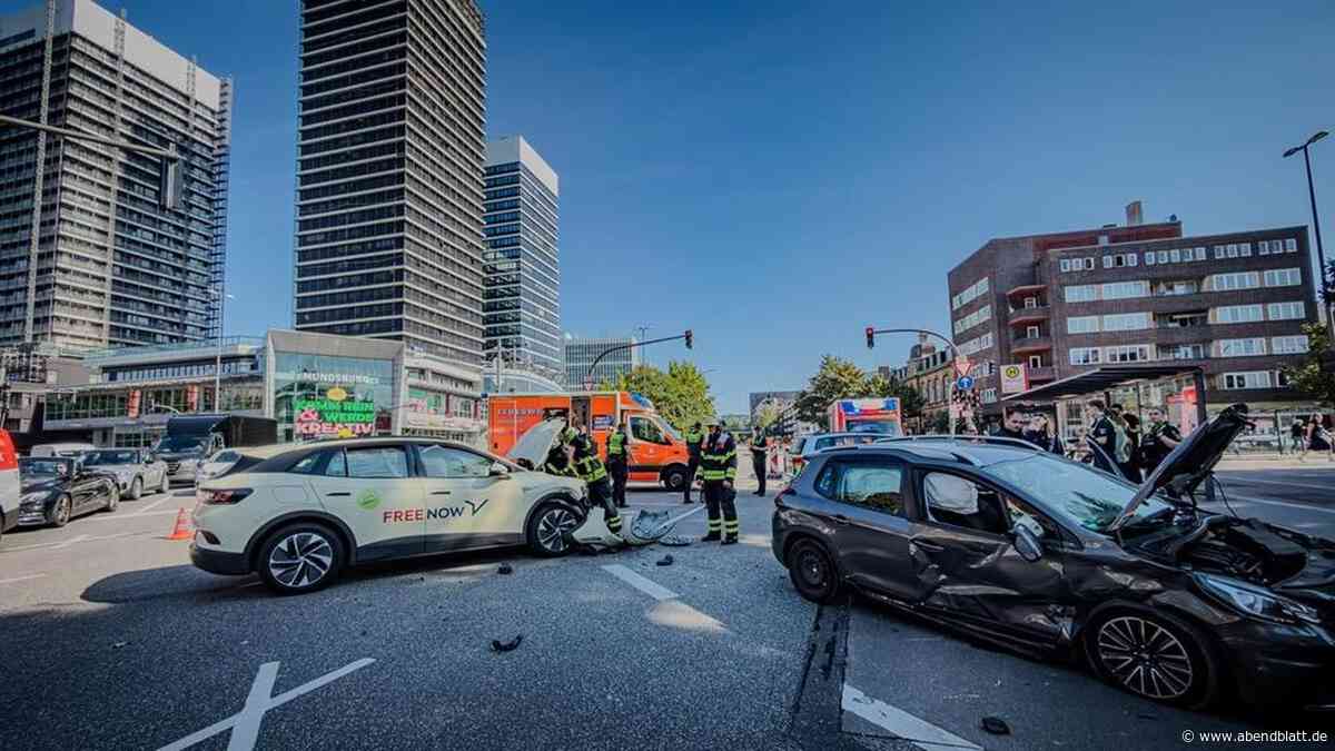 Auto und Taxi kollidieren an Hamburger Meile – Kreuzung nach Unfall gesperrt