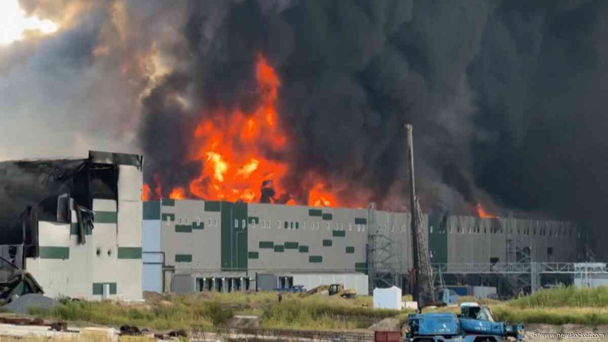Gigantische rookwolken bij magazijn na Russische aanval op Kiev