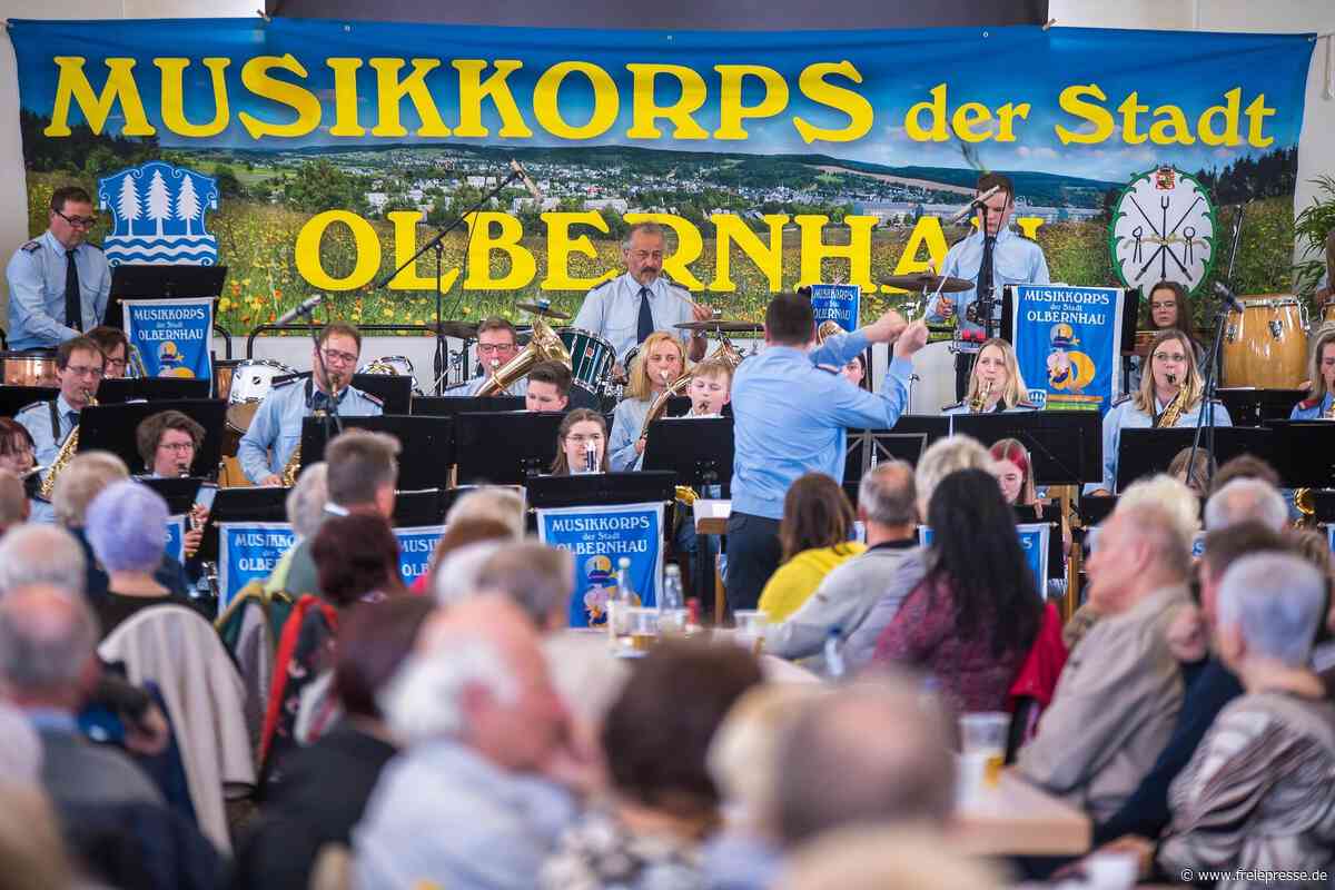 Kostenloses Kulturerlebnis im Erzgebirge: Musikkorps spielt im Rittergut