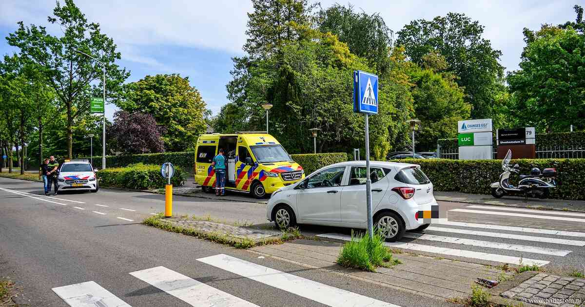 Bestuurster van snorscooter gewond na botsing met auto op rotonde in Breda