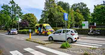 Bestuurster van snorscooter gewond na botsing met auto op rotonde in Breda