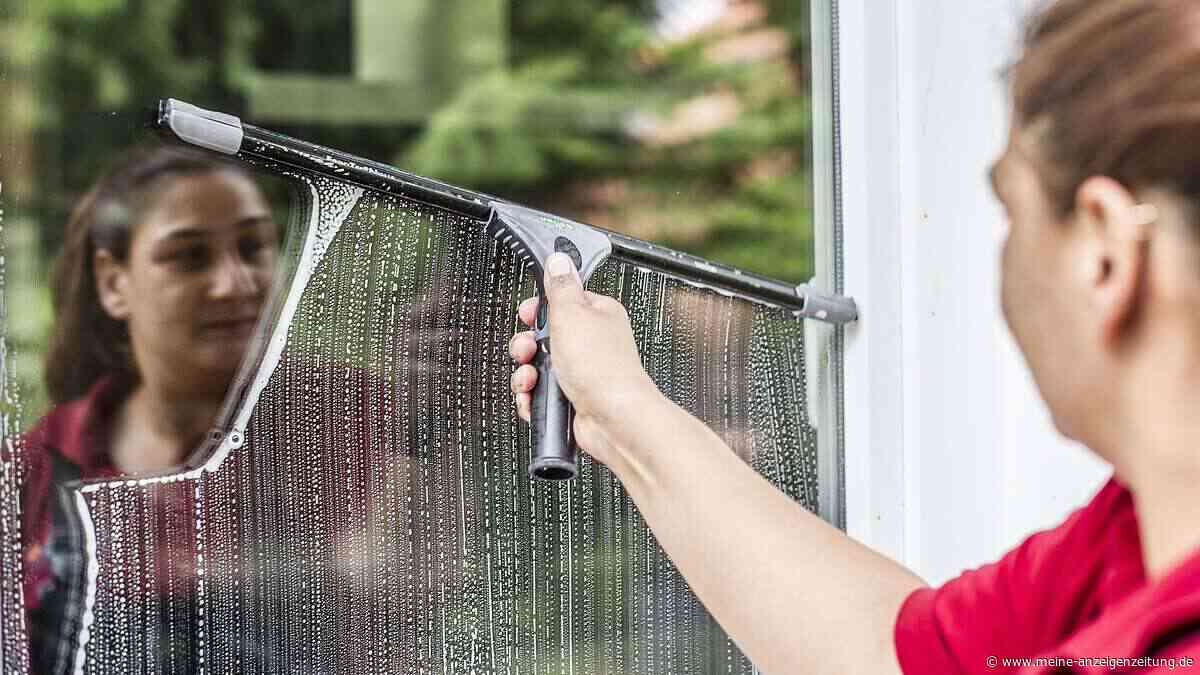 Reinigungskräfte verwenden diesen günstigen Zusatz im Putzwasser – er hält Fensterscheiben wochenlang sauber