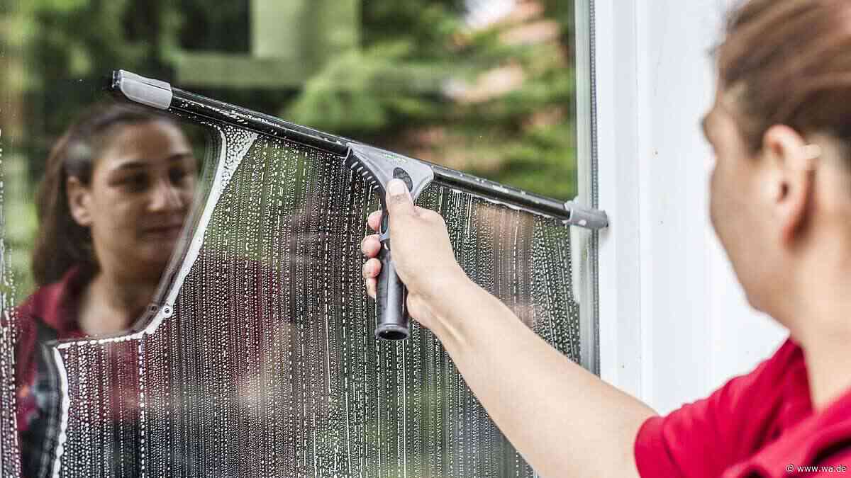 Reinigungskräfte verwenden diesen günstigen Zusatz im Putzwasser – er hält Fensterscheiben wochenlang sauber