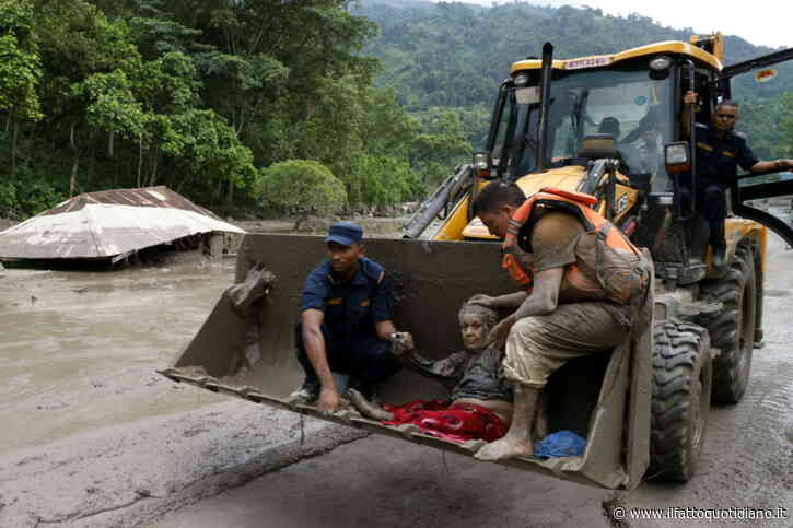 Case distrutte e auto che emergono dal fango: le immagini dei danni dell’alluvione in Nepal