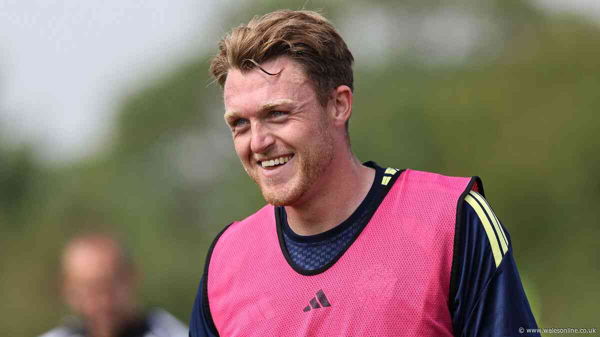Ryan Reynolds in fight for two late signings as Wrexham launch transfer scramble
