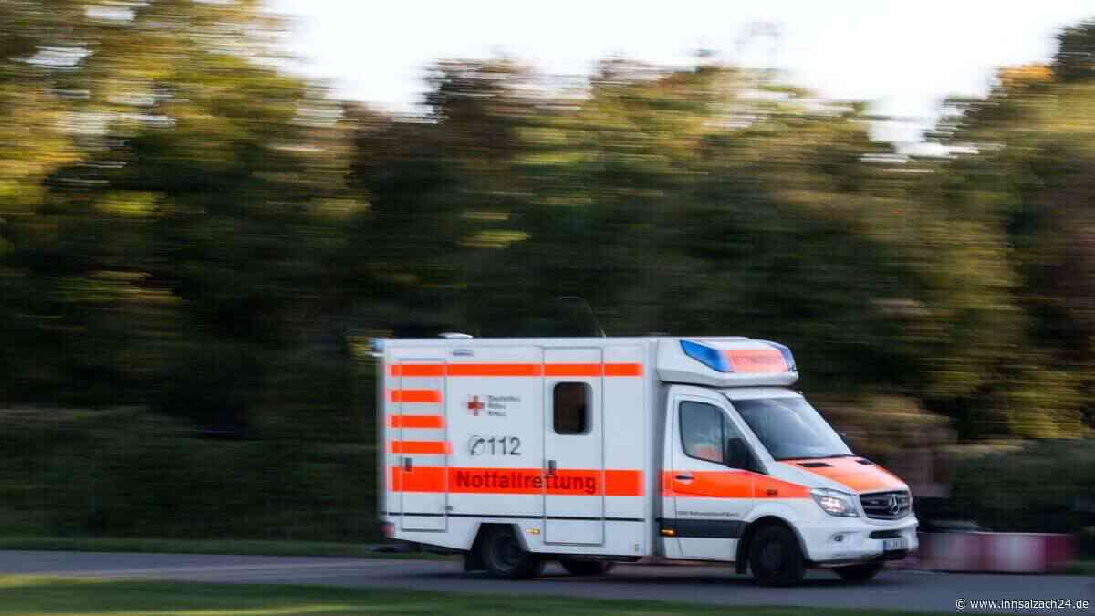 Schwerer Unfall auf der B299: Motorradfahrer prallt in Sprinter der JVA Landshut