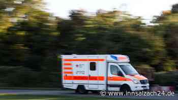 Schwerer Unfall auf der B299: Motorradfahrer prallt in Sprinter der JVA Landshut