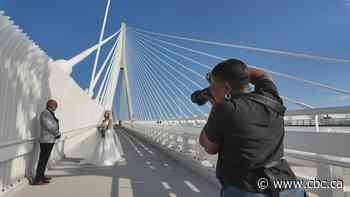 Detroit newlyweds take wedding photos atop new Gordie Howe International Bridge