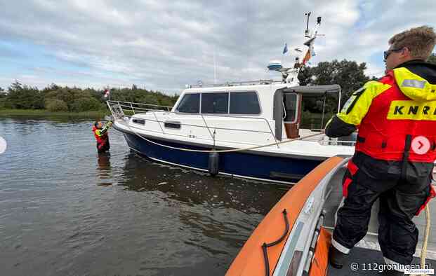 KNRM Lauwersoog helpt motorkruiser met ketting in schroef