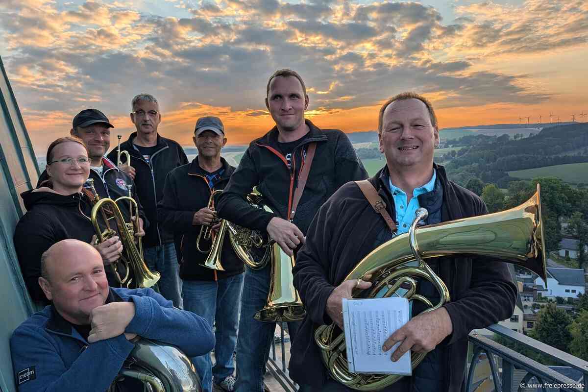 187 Stufen zum Auftakt: Friedebacher Feuerwehrmusikanten eröffnen 55. Saydaer Bergfest